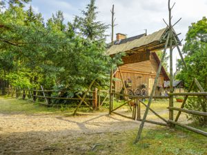 obozy młodzieżowe - brama wejściowa